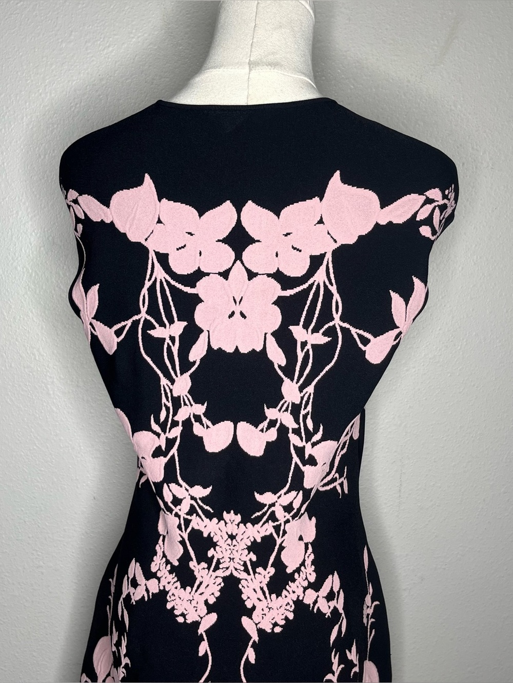 Alexander McQueen Black Pink Floral Jacquard Knit Cap Sleeve Fit & Flare Dress - Picture 5 of 8